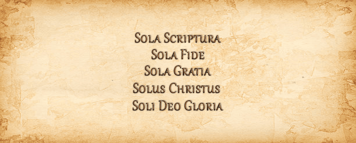 L'immagine ritrae una pergamena con incisi i 5 "Sola" della riforma protestante.
