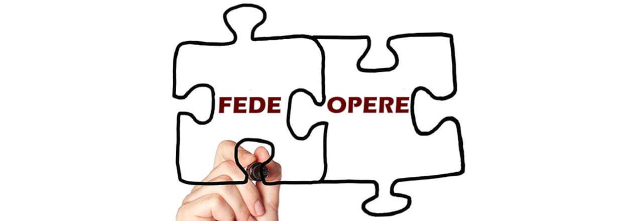 Due tasselli di puzzle incastrati tra loro di cui uno recante la scritta "fede" e l'altro "opere"