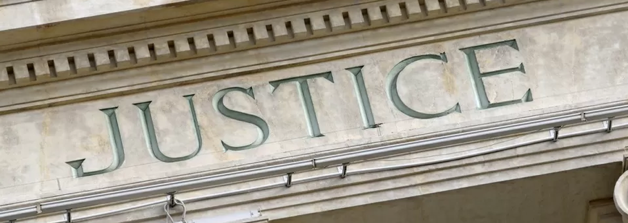 Particolare architettonico tribunale con incisa la scritta "Justice"