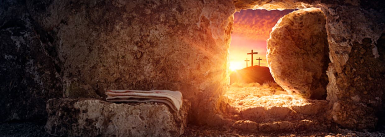 Sepolcro vuoto e tre croci sullo sfondo